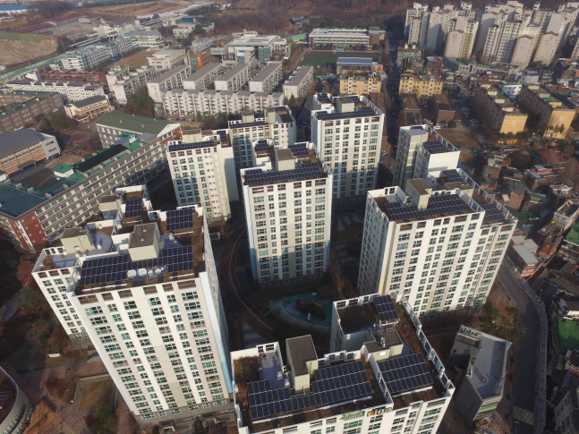 주택 태양광 대여사업으로 한화큐셀 큐피크 모듈을 설치한 서울시 중랑구 망우동 중랑숲리가 아파트.ⓒ한화큐셀