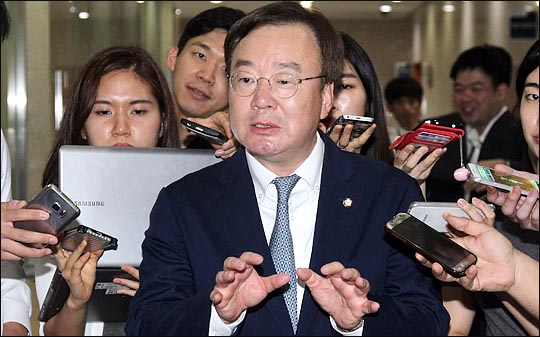 강효상 자유한국당 의원(사진)은 13일 국회에서 기자회견을 열어 KBS수신료의 분리징수와 지상파 방송의 중간광고 금지를 골자로 하는 방송법 개정안을 대표발의했다고 밝혔다. ⓒ데일리안 박항구 기자