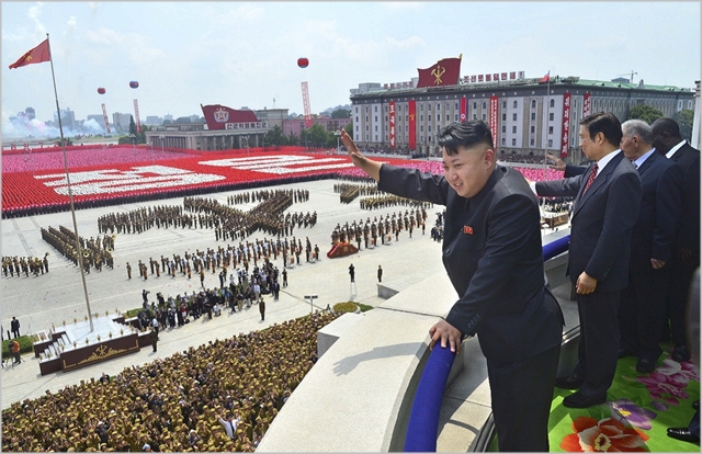 김정은 북한 국무위원장이 대규모 열병식에 참석하고 있다 ⓒ조선중앙통신