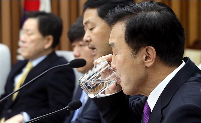 단식농성 7일째를 맞는 손학규 바른미래당 대표가 12일 오전 국회에서 열린 의원총회에 참석해 물을 마시고 있다.(자료사진) ⓒ데일리안 박항구 기자