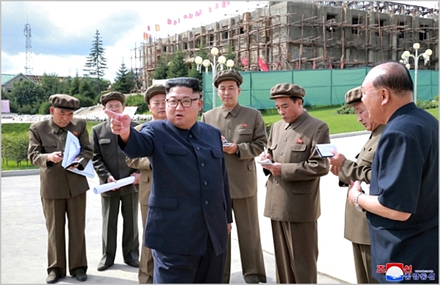 김정은 북한 국무위원장이 지난 8월 삼지연군 건설현장을 시찰하고 있다. ⓒ조선중앙통신