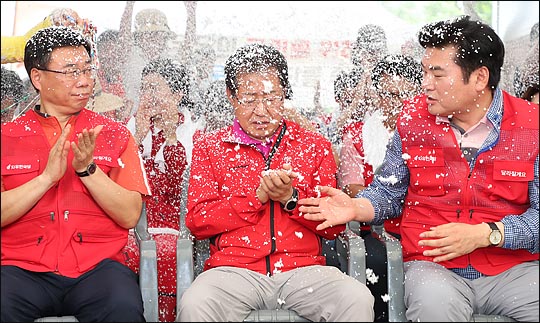 홍준표 자유한국당 전 대표가 지난해 7·3 전당대회에서 당대표로 선출된 직후, 원유철·신상진 의원으로부터 축하를 받고 있다. ⓒ데일리안 박항구 기자
