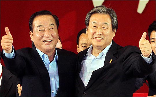 김무성 자유한국당 의원이 지난 2014년 7·14 전당대회에서 새누리당 대표최고위원으로 선출된 직후, 차점자인 서청원 의원의 축하를 받고 있다. ⓒ데일리안 박항구 기자