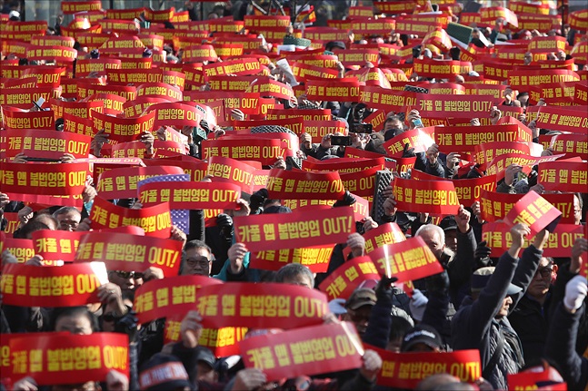 지난 11월 22일 오후 서울 여의도 국회 앞에서 열린 제2차 택시 생존권 사수 결의대회에서 집회 참석자들이 피켓을 들며 구호를 외치고 있다. ⓒ데일리안 홍금표 기자