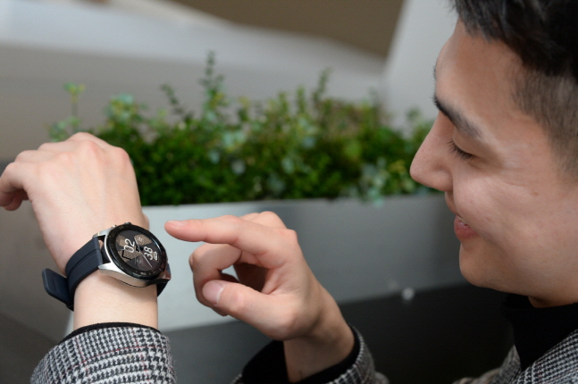 LG전자 모델이 스마트 워치 ‘LG Watch W7’을 소개하고 있다.ⓒLG전자