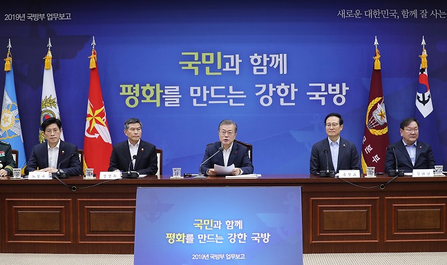 문재인 대통령이 20일 서울 용산구 국방부 대회의실에서 열린 '2019년 국방부 업무보고'에서 발언을 하고 있다.ⓒ청와대