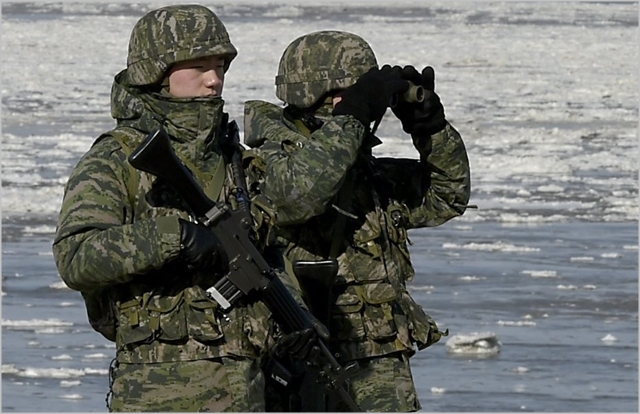 해병대 2사단 장병들이 지난 1월 경기도 김포 전방 소초에서 경계 근무를 서고 있다(자료사진) ⓒ연합뉴스