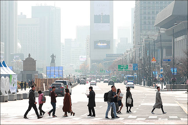 미세먼지의 영향으로 서울 종로구 광화문 광장 일대가 뿌옇게 보이고 있다. ⓒ데일리안 류영주 기자  