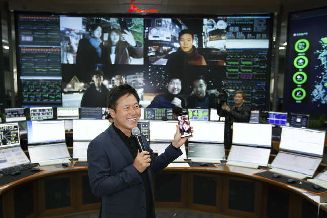 지난 1일 성남시 분당구 SK텔레콤 '네트워크 관리센터'에서 박정호 사장이 명동에 있는 직원과 삼성전자 5G 스마트폰으로 첫 영상통화를 하고 있다. ⓒ SKT