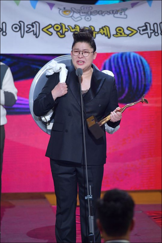 방송인 이영자가 2002년 KBS 연예대상이 시작된 후 처음으로 여성 대상 수상자가 됐다.ⓒKBS