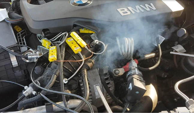 BMW 차량 천공부로부터 배출가스가 발산되는 모습.ⓒ한국교통안전공단