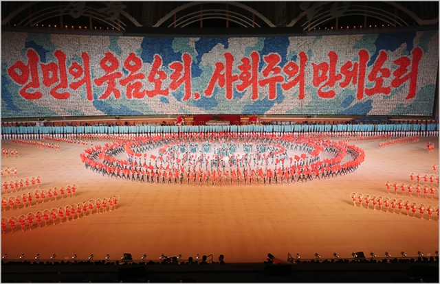 지난 10월 평양 5.1경기장에서 대집단체조와 예술공연 '빛나는 조국'이 진행되고 있다. ⓒ데일리안 박항구 기자