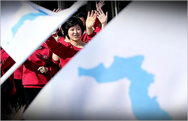 북측 예술단이 지난 2월 방남해 시민들에게 인사하고 있다. ⓒ데일리안 박항구 기자