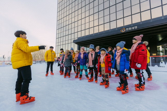 서울 여의도 63빌딩 1층 옥외주차장에 설치된 아이스링크에서 어린이들이 스케이트를 배우고 있다.ⓒ한화생명
