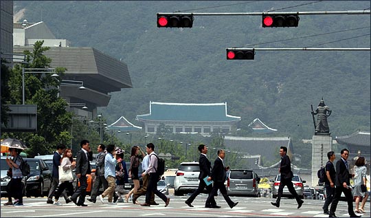 서울 광화문 광장 뒤편으로 청와대가 보이는 가운데 교통 신호등에 빨간불이 켜져 있다.ⓒ데일리안 박항구 기자
