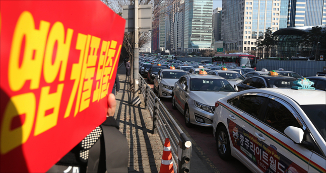 지난 20일 오후 서울 여의도 국회의사당 앞 대로에서 제3차 택시 생존권 사수 결의대회가 열리고 있는 가운데 여의도공원 옆 도로에 전국의 택시가 모여 있다. ⓒ데일리안 홍금표 기자