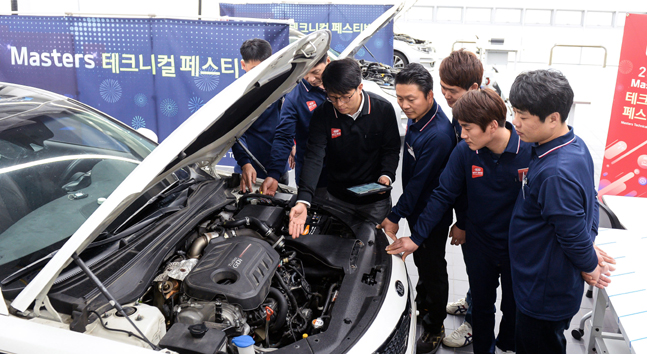 기아자동차 ‘마스터스 테크니컬 페스티벌’에서 기아차 임직원과 오토큐 엔지니어들의 모습.ⓒ기아자동차