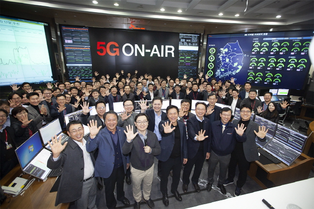 지난해 12월 1일 박정호 사장을 비롯한 SK텔레콤 임직원과 외부 관계자들이 5G 출발을 기념하는 행사에서 '대한민국 New ICT를 힘차게 열겠다’고 다짐을 하고 있다.ⓒSK텔레콤