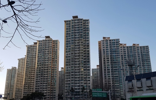 국내 건설사들이 주택사업 호조와 해외부문 손실 축소로 신용등급이 상향조정되고 있다. 사진은 서울 송파구 일대 아파트 전경.(자료사진) ⓒ데일리안DB