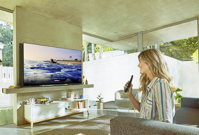 한 고객들이 인공지능(AI) 프로세서 '알파9 2세대' 및 다양한 AI 플랫폼을 연동한 LG 올레드 TV 신제품으로 AI 기능을 이용하고 있다.ⓒLG전자