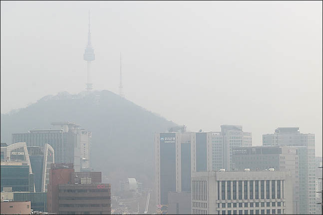 서울 하늘이 미세먼지 농도 '나쁨'에 휩싸인 가운데, 중구 도심에서 남산타워가 제대로 보이지 않고 있다(자료사진). ⓒ데일리안 류영주 기자