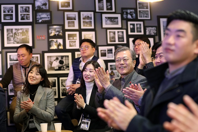 문재인 대통령이 3일 서울 중구 '메이커스 스페이스'에서 열린 '2019 제조창업 파트너스데이' 행사에서 관계자들의 발언을 듣고 있다.ⓒ청와대