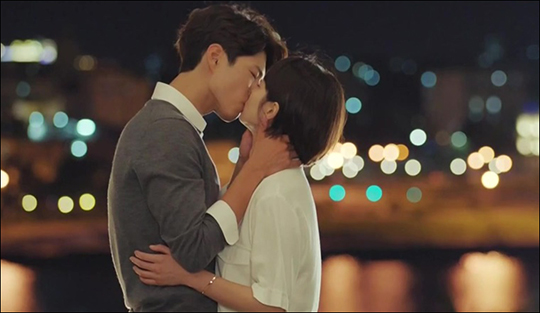 송혜교-박보검 주연의 tvN '남자친구'가 시청률 1위를 달리고 있다. tvN 방송 캡처.
