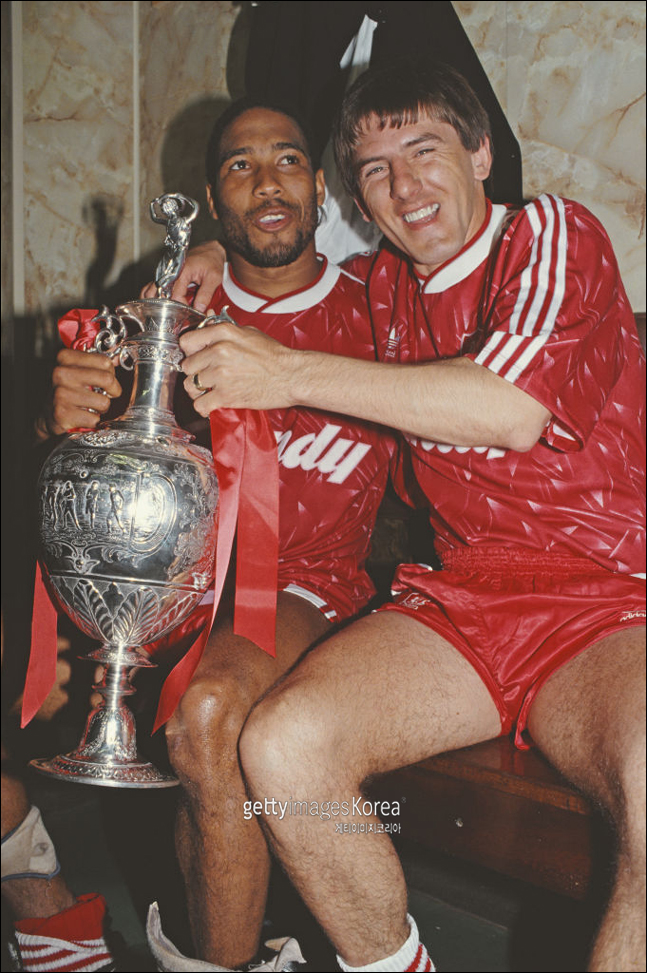 리버풀이 보유한 마지막 리그 우승 트로피(1989-90시즌 우승). ⓒ 게티이미지