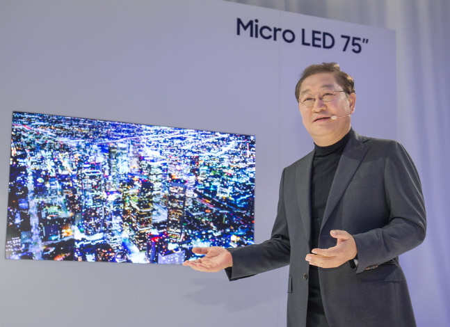 한종희 삼성전자 영상디스플레이(VD)사업부장(사장)은 6일(현지시간) 미국 라스베이거스 아리아호텔에서 개최된 '삼성 퍼스트 룩(Samsung First Look) 2019' 행사에서 세계 최초로 선보이는 75인치 마이크로LED TV를 소개하고 있다.ⓒ삼성전자