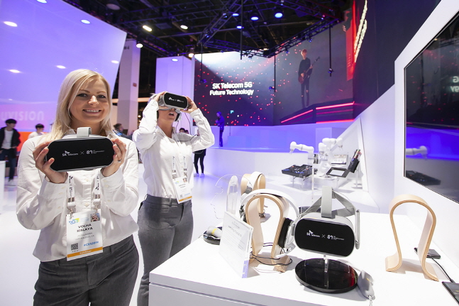 SK텔레콤이 SM엔터테인먼트와 함께 마련한 공동 전시 부스에서 모델들이 '소셜 VR'을 체험하고 있다. ⓒ SKT