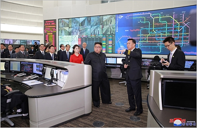 김정은 북한 국무위원장이 지난해 6월 3차 방중을 계기로 베이징시 궤도교통지휘센터를 방문하고 있다. ⓒ조선중앙통신