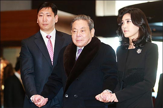 지난 2014년 1월 2일 오전 서울 중구 장충동 신라호텔에서 열린 삼성그룹 신년하례식에 참석한 이건희 회장이 이부진 호텔신라 사장과 함께 들어서고 있다. ⓒ데일리안 DB