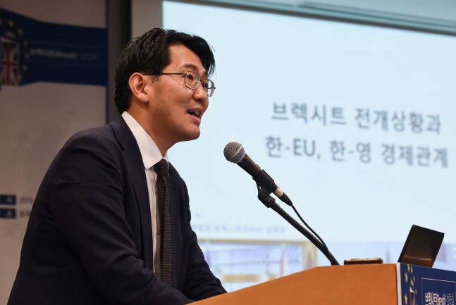 무역협회가 9일 삼성동 트레이드타워에서 개최한 '브렉시트 설명회'에서 한국외국어대학교 강유덕 교수가 발표하고 있다.ⓒ무역협회