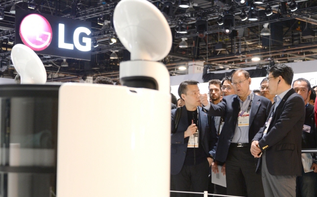 조성진 LG전자 부회장이 8일(현지시간) 미국 라스베이거스컨벤션센터(LVCC)에서 열리고 있는 세계 IT·가전 전시회 'CES 2019' 내 마련된 LG전자 부스에서 'LG 클로이(LG CLOi)' 로봇 제품들을 살펴보고 있다.ⓒLG전자