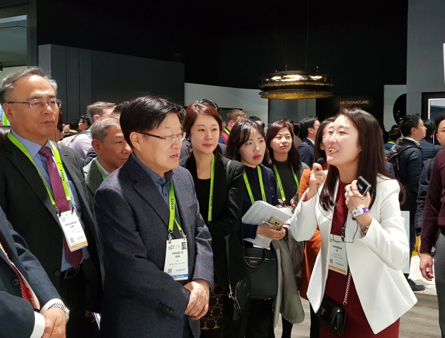 한국무역협회는 김영주 회장이 현지시간 9일 미국 라스베이거스에서 열린 '2019년 국제전자제품박람회(CES)'에 참석해 글로벌 최신 정보기술을 둘러봤다고 밝혔다. ⓒ한국무역협회