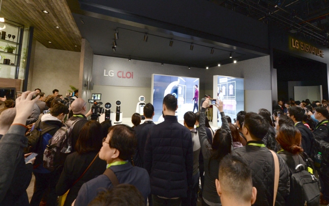 8일부터 미국 라스베이거스에서 열린 CES 2019 전시회에서 LG전자가 선보인 새로운 허리근력 지원 웨어러블 로봇 'LG 클로이 수트봇' 등 LG 클로이 로봇에 관람객들이 큰 관심을 보였다. ⓒ LG전자 