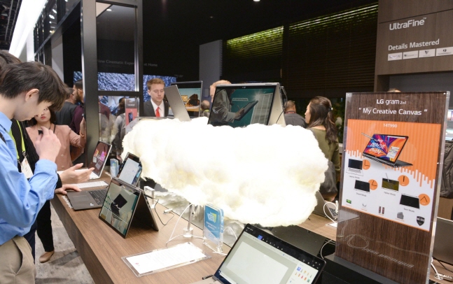 8일부터 미국 라스베이거스에서 열린 CES 2019 전시회 LG전자 전시관에서 관람객들이 'LG 그램' 노트북 신제품을 체험하고 있다. ⓒ LG전자 