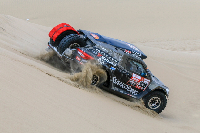 지난 8일 (페루 현지시간) 2019 다카르 랠리(Dakar Rally) 제 2구간(피스코-산 후안 데 마르코나)을 질주하는 쌍용자동차 렉스턴 DKR.ⓒ쌍용차