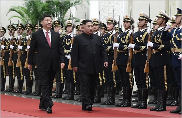 김정은 북한 국무위원장과 시진핑 중국 국가주석이 4차 북중 정상회담을 진행하고 있다. ⓒ신화통신