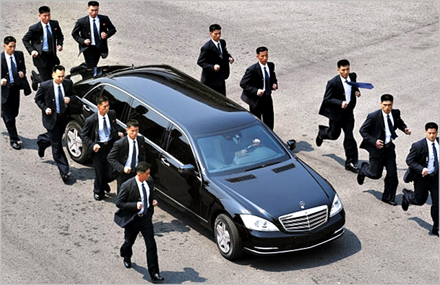 지난해 4월 판문점 평화의집에서 1차 남북정상회담이 진행되는 가운데 김정은 북한 국무위원장이 탑승하고 있는 차량을 12명의 경호원들이 둘러싸고 있다. ⓒ한국공동사진기자단