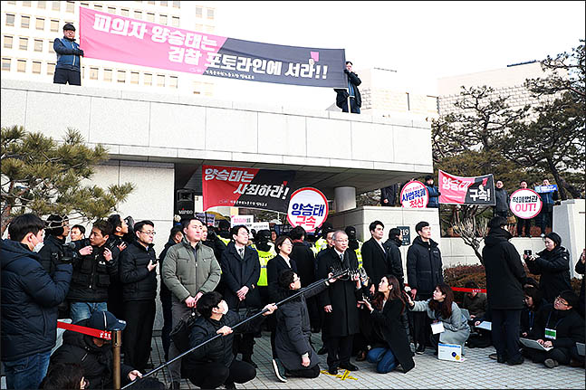 사법농단 의혹을 받고 있는 양승태 전 대법원장이 검찰 소환조사를 앞두고 11일 오전 서울 서초구 대법원 앞에서 입장발표를 하고 있다. ⓒ데일리안 류영주 기자