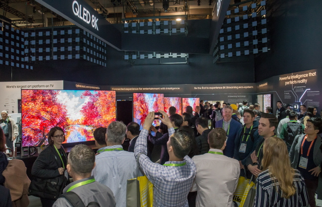 미국 라스베이거스에서 열린 세계 최대 전자 전시회 CES2019에서 삼성전자 전시관에 방문한 관람객들이 'QLED 8K' TV의 선명한 화질을 감상하고 있다. @ 삼성전자 