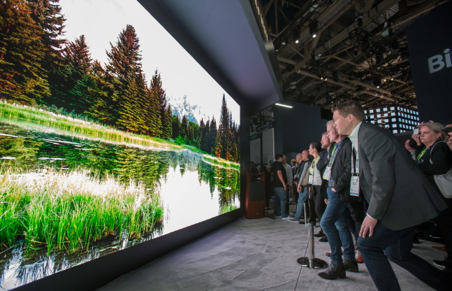 미국 라스베이거스에서 열린 세계 최대 전자 전시회 CES2019에서 삼성전자 전시관에 방문한 관람객들이 '더 프레임' TV로 명화를 감상하고 있다.  ⓒ 삼성전자 
