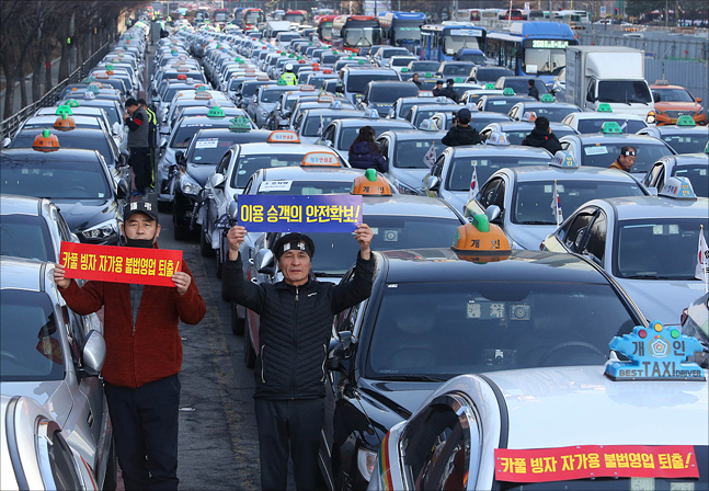 지난해 12월 20일 오후 서울 여의도 국회의사당 앞 대로에서 제3차 택시 생존권 사수 결의대회가 열리고 있는 가운데 여의도공원 옆 도로에 전국의 택시가 모여 있다. ⓒ데일리안 홍금표 기자