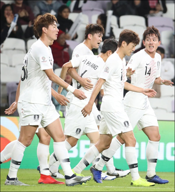 키르기스스탄과의 경기에서 홍철의 어시스트를 받은 김민재가 첫 골을 넣고 축하를 받고 있다. ⓒ 연합뉴스