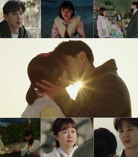 ‘순백커플’ 김지석, 전소민이 로맨틱한 일출 키스로 서로의 마음을 확인했다. ⓒ tvN