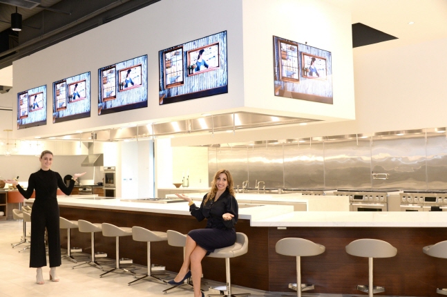 LG전자 모델들이 11일(현지시간) 미국 나파밸리에 마련된 LG전자 시그니처 키친 스위트 쇼룸인 'EDC'를 소개하고 있다.ⓒLG전자