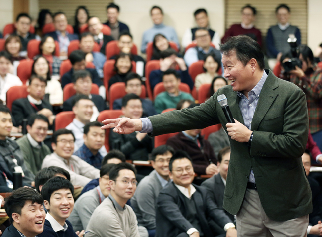 최태원 SK회장이 지난 8일 서울 종로구 SK서린빌딩에서 열린 ‘행복 토크’에서 임직원들과 행복키우기를 위한 작은 실천 방안들에 대해 토론하고 있다.ⓒSK