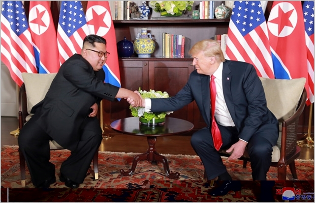 김정은 북한 국무위원장(왼쪽)과 도널드 트럼프 미국 대통령이 지난 6월 싱가포르에서 북미정상회담을 진행하고 있다. ⓒ조선중앙통신