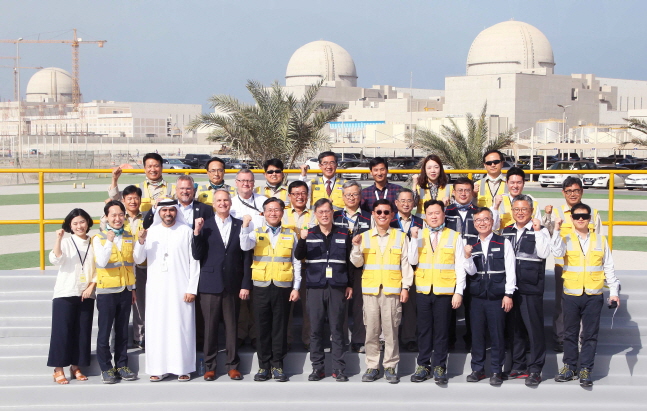 성윤모 산업통상자원부 장관(앞줄 왼쪽에서 다섯 번째)이 지난 14일 UAE 바라카 원전을 방문해 관계자들과 기념사진을 찍고 있다.ⓒ산업통상자원부